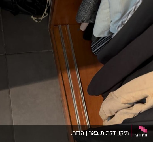 ארון בגדים עם בגדים תלויים